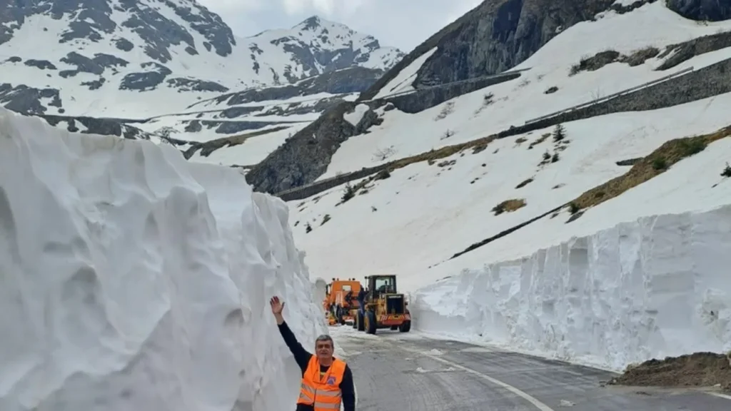 Drumarii continuă lucrările de deszăpezire pe Transfăgărăşan