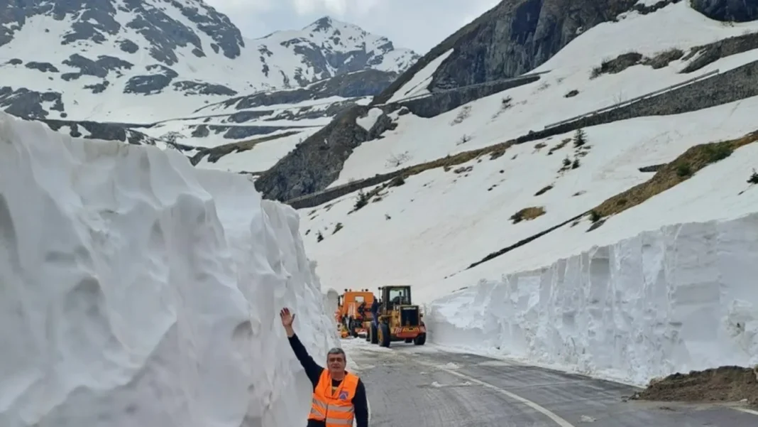 Drumarii continuă lucrările de deszăpezire pe Transfăgărăşan