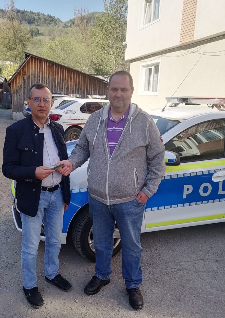 Un bărbat a predat la poliţie o borsetă cu peste 20.000 de lei, găsită pe stradă