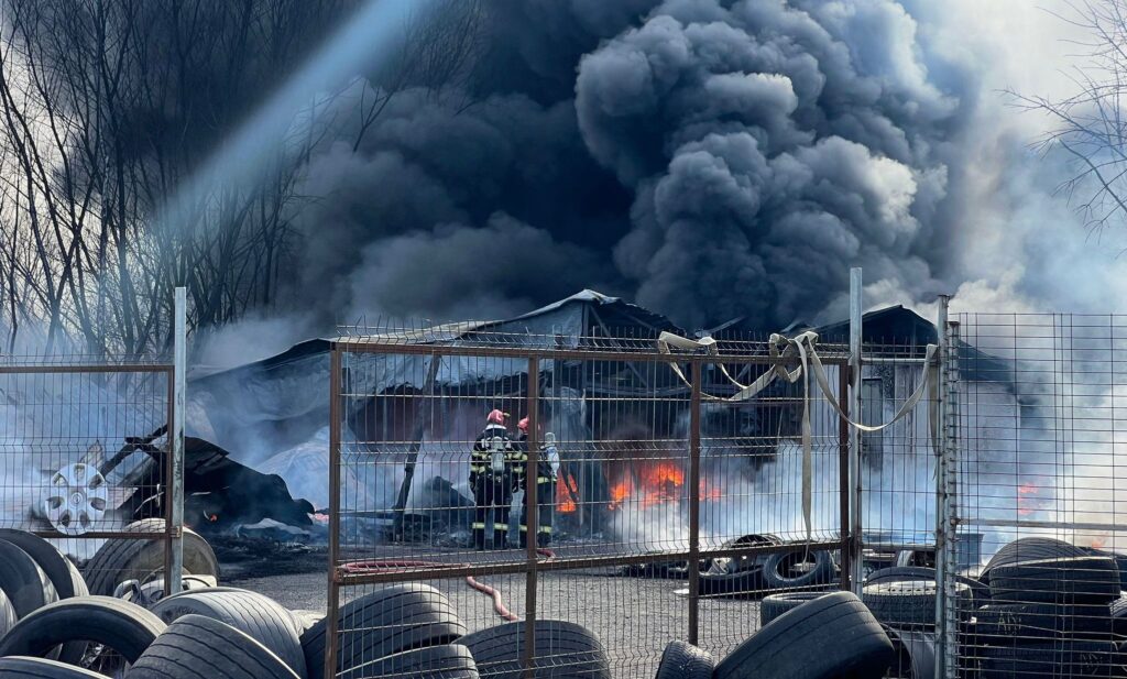 Incendiu uriaș la un depozit de cauciucuri. A fost emis mesaj RO-Alert