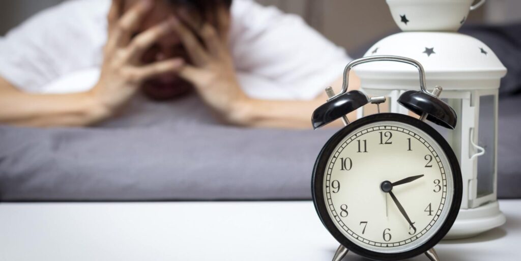 Exercițiul de respirație care te poate ajuta să adormi în doar câteva minute