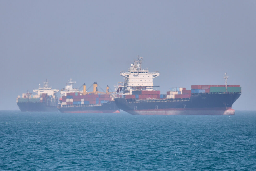 Navele de containere stau ancorate în strâmtoarea Ormuz de lângă Bandar Abbas, Iran, sâmbătă, 2 mai 2026. (Amirhosein Khorgooi/ISNA via AP)
