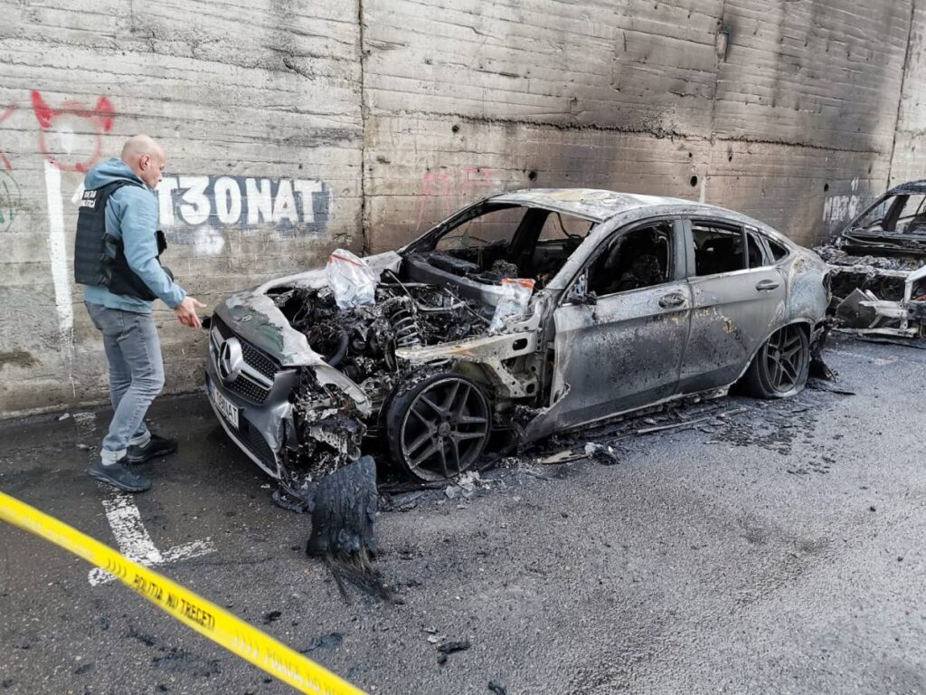 Două autoturisme s-au făcut scrum după ce o femeie a dat foc mașinii fostului soț într-o parcare