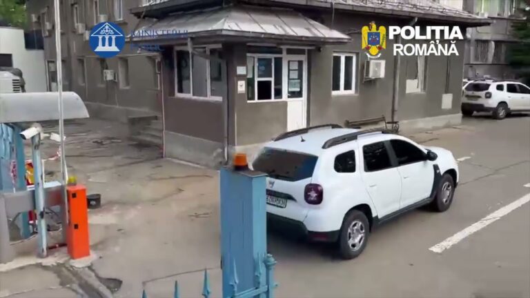 (VIDEO) Percheziții într-un dosar de proxenetism la Drobeta-Turnu Severin