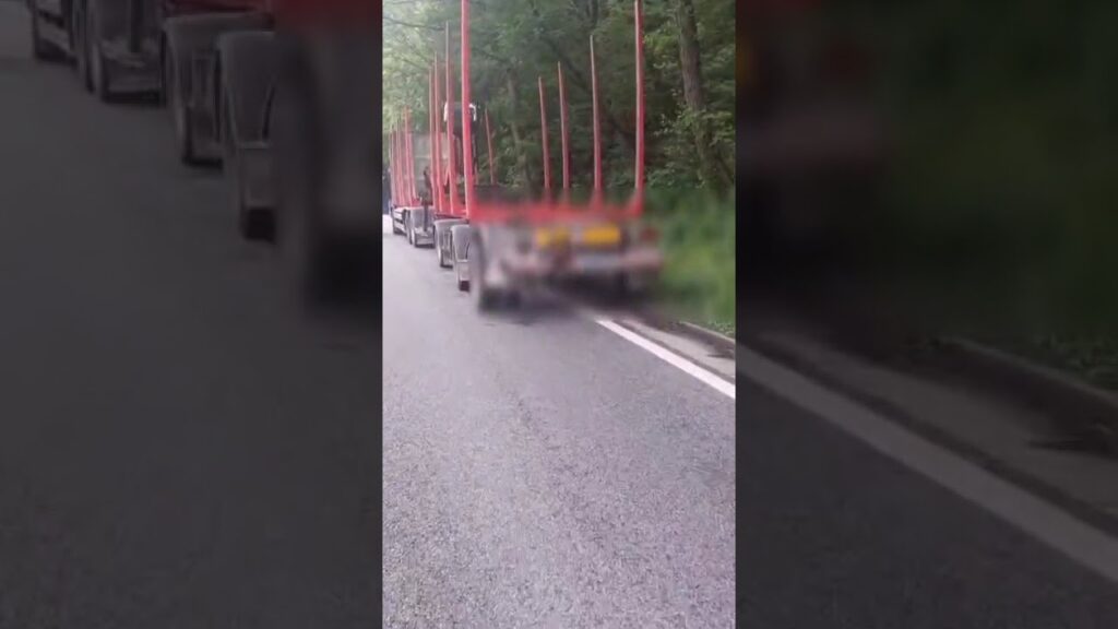 (VIDEO) Accident rutier pe Defileul Jiului între un autoturism și un autocamion