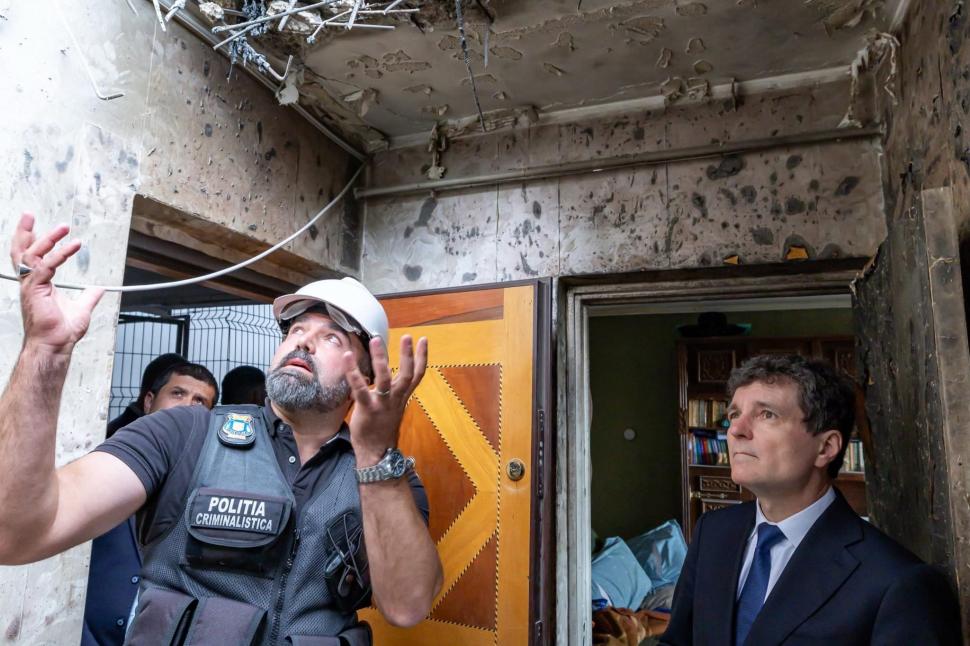Președintele Nicușor Dan a mers la blocul lovit de dronă la Galați și a vorbit cu cele două persoane rănite