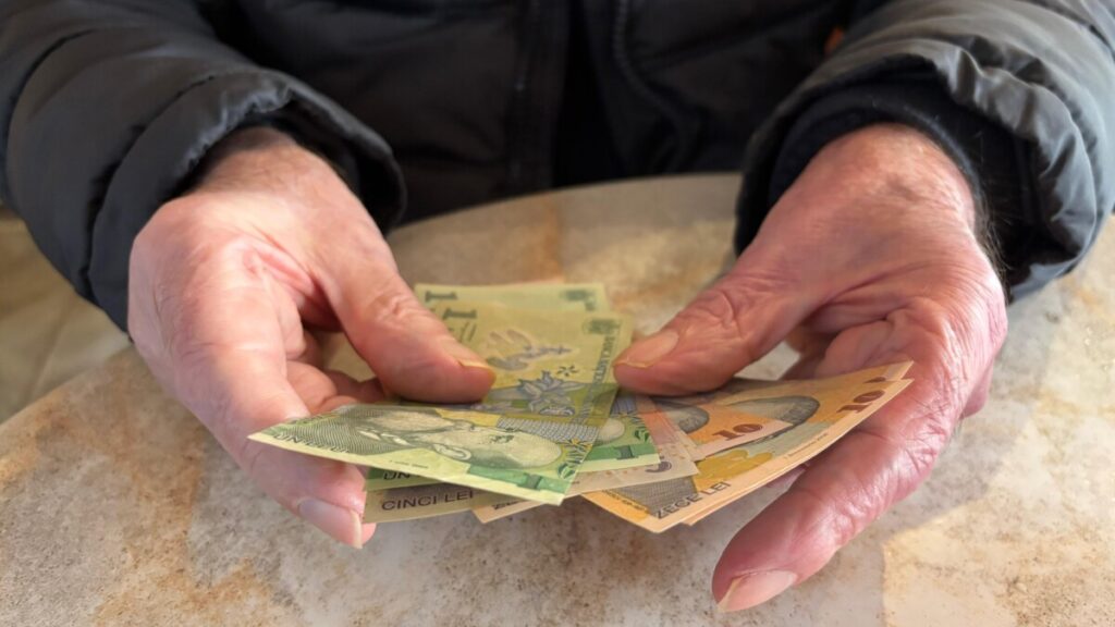 Sute de mii de români au primit pensia minimă garantată de stat