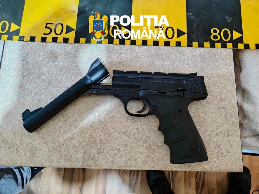 Zeci de arme confiscate după 41 de percheziții în România. Suspecții ar fi cumpărat ilegal arme din Ungaria