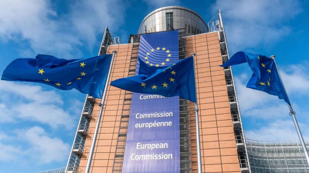 Politico: Comisia Europeană restructurează departamentele care se ocupă de fondurile europene