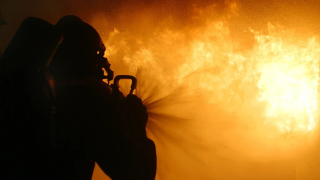 Incendiu violent în Bucureşti. Focul a cuprins mai multe imobile. A fost transmis mesaj RO-ALERT