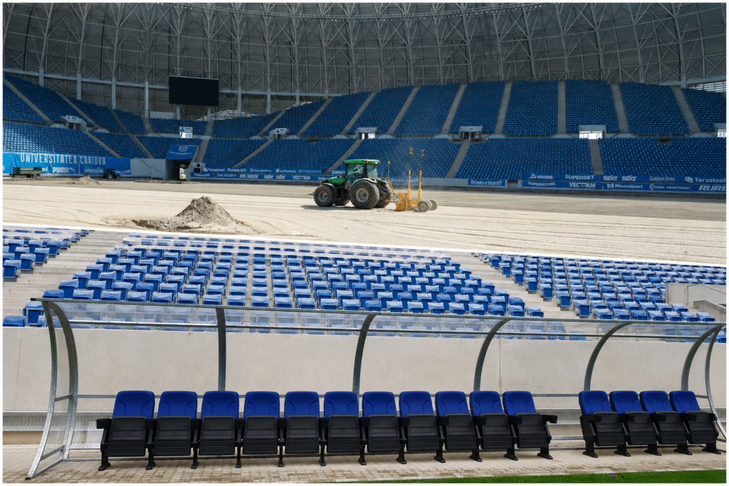 Primăria cumpără 2.000 de scaune pentru Stadionul Ion Oblemenco. Gazonul, ras complet