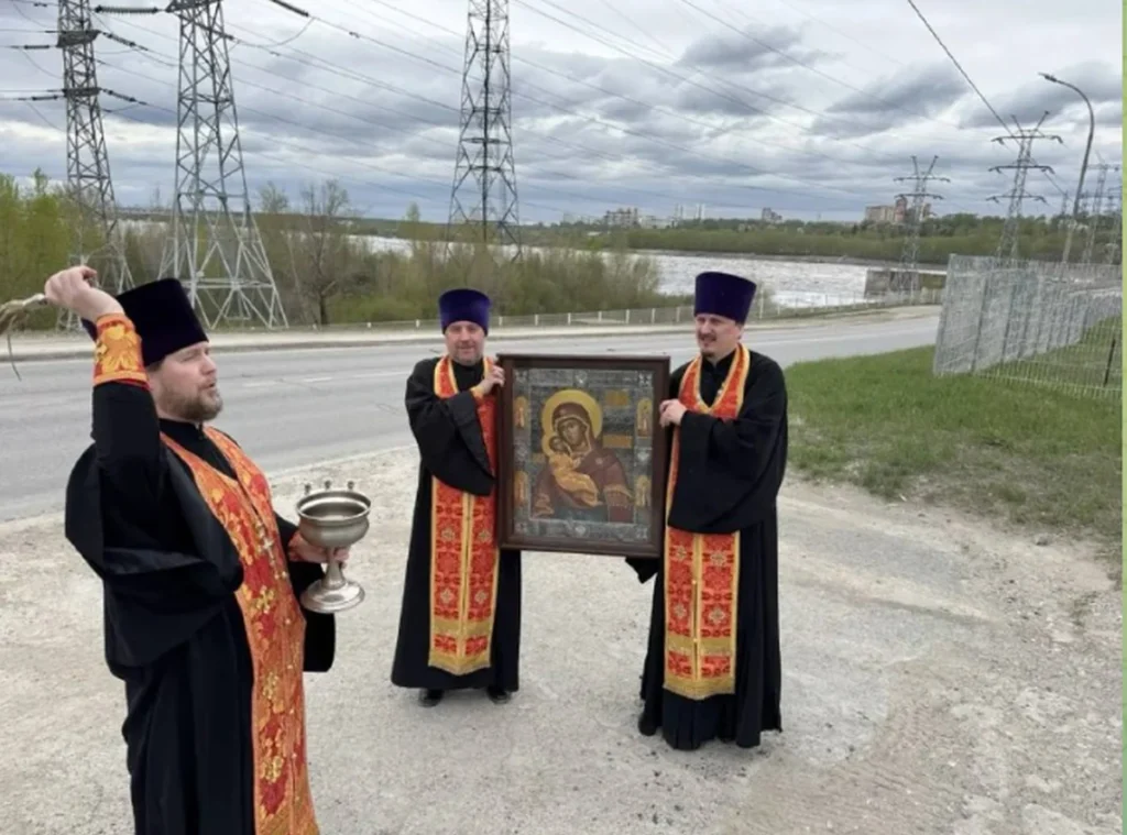 Preoți din Rusia au ieșit în stradă cu moaște și rugăciuni ca să scape de atacurile ucrainene