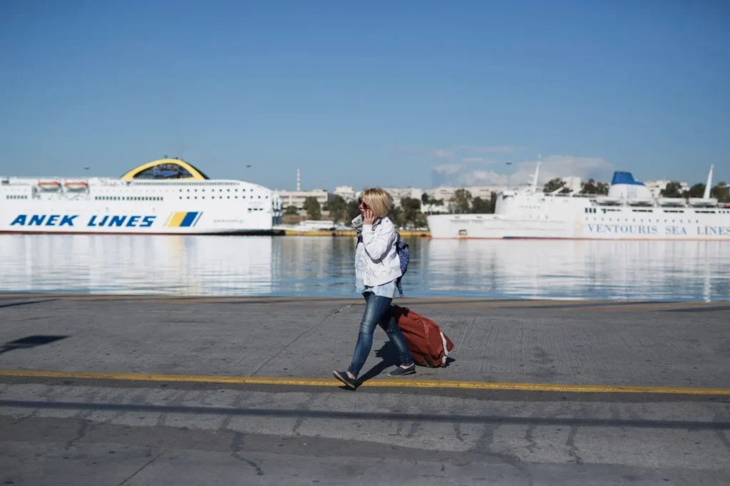 Grecia, paralizată de greve pe 1 mai: Feriboturile și transportul public sunt blocate