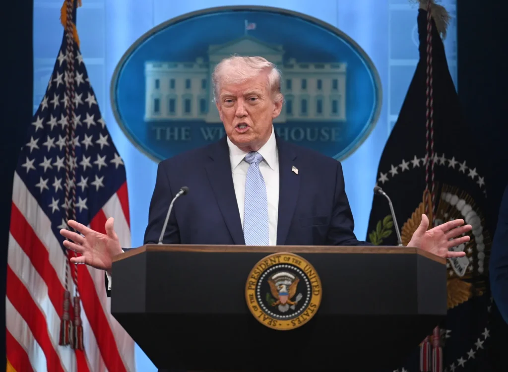 Popularitatea lui Donald Trump, la cel mai scăzut nivel din cele două mandate de la Casa Albă