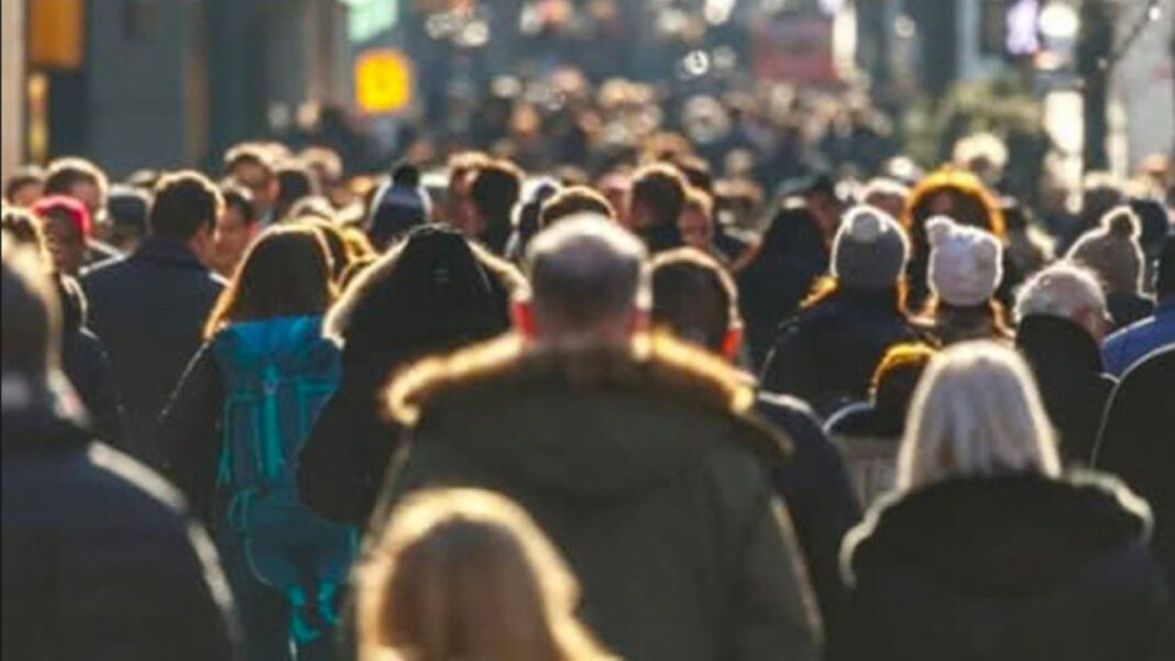 Sondaj: Aproape 50% dintre români cred că prioritară în următoarele 6 luni trebuie să fie creşterea salariilor şi pensiilor