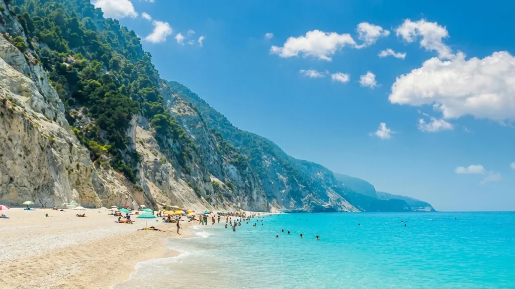 Grecia interzice umbrelele și șezlongurile pe 251 de plaje