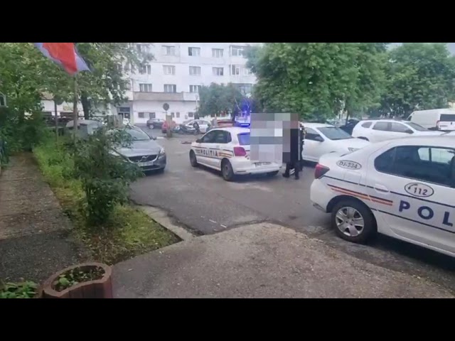 (VIDEO) Bărbat din Craiova, reținut după ce ar fi amenințat o familie în zona Pieței Big Nou