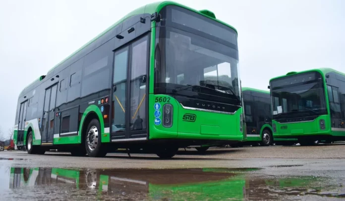 21 de șoferi din transportul public bucureștean, anchetați pentru că au furat o tonă de motorină și piese auto