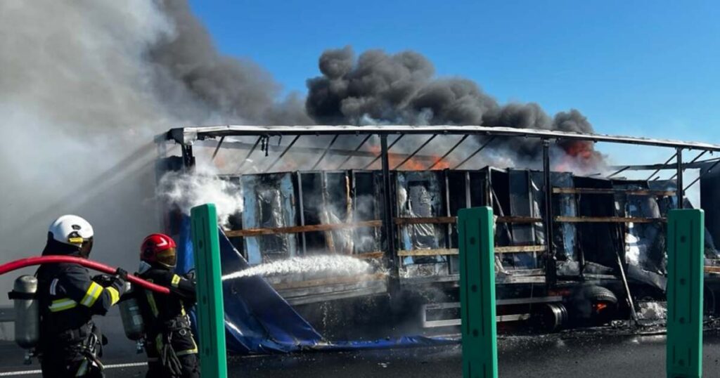 Un TIR încărcat cu frigidere a luat foc în trafic