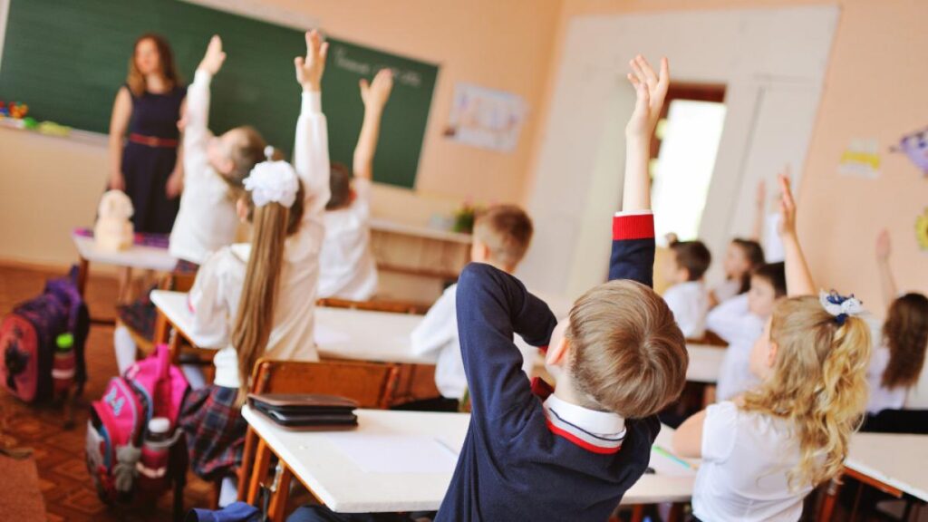 Guvernul a decis acordarea unei prime de carieră didactică în cuantum de 1.500 de lei pentru profesori