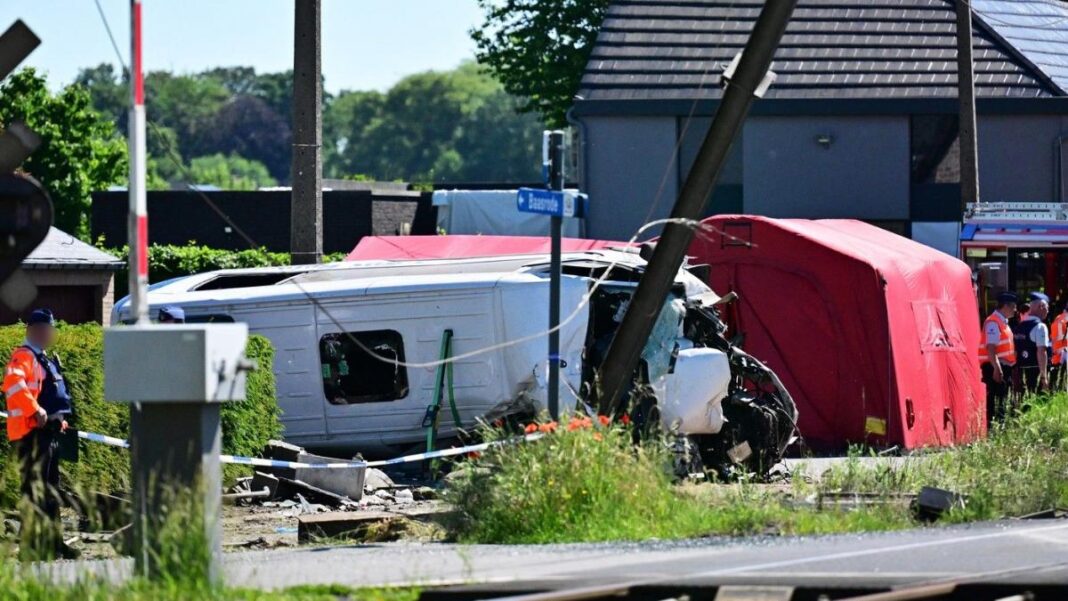 Mai multe persoane au murit după ce un autobuz şcolar a fost lovit de un tren, în Belgia
