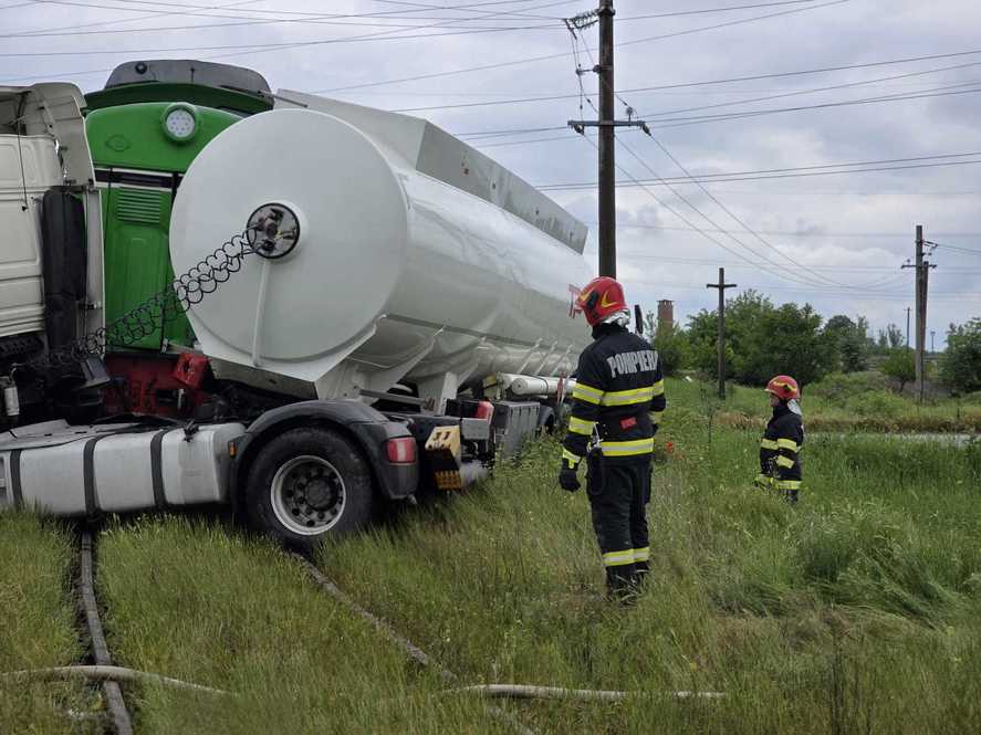 Tren marfar încărcat cu motorină, implicat într-o coliziune cu o cisternă în județul Giurgiu