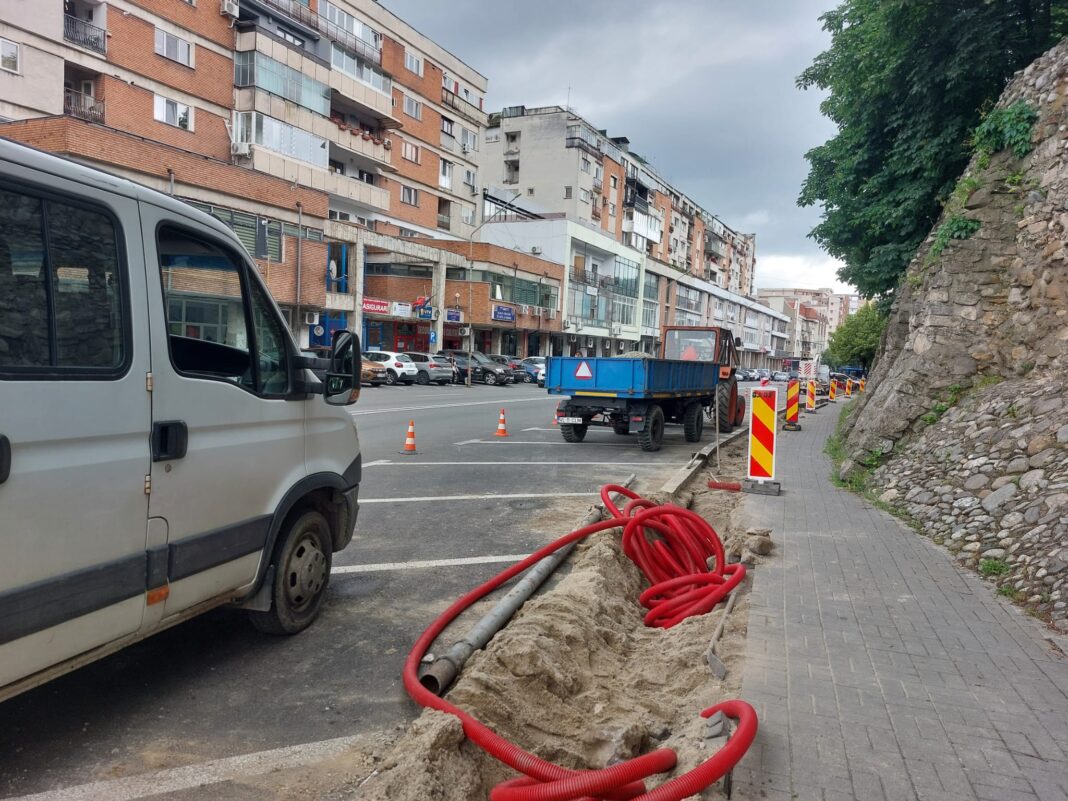 Un autoturism a blocat ore întregi lucrările de pe strada General Magheru
