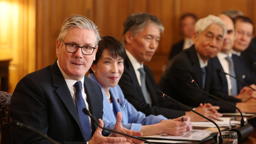 Keir Starmer, prim-ministrul Regatului Unit (stânga), alături de Sanae Takaichi, prim-ministrul Japoniei, la adresa 10 Downing Street din Londra, Marea Britanie, duminică, 14 iunie 2026