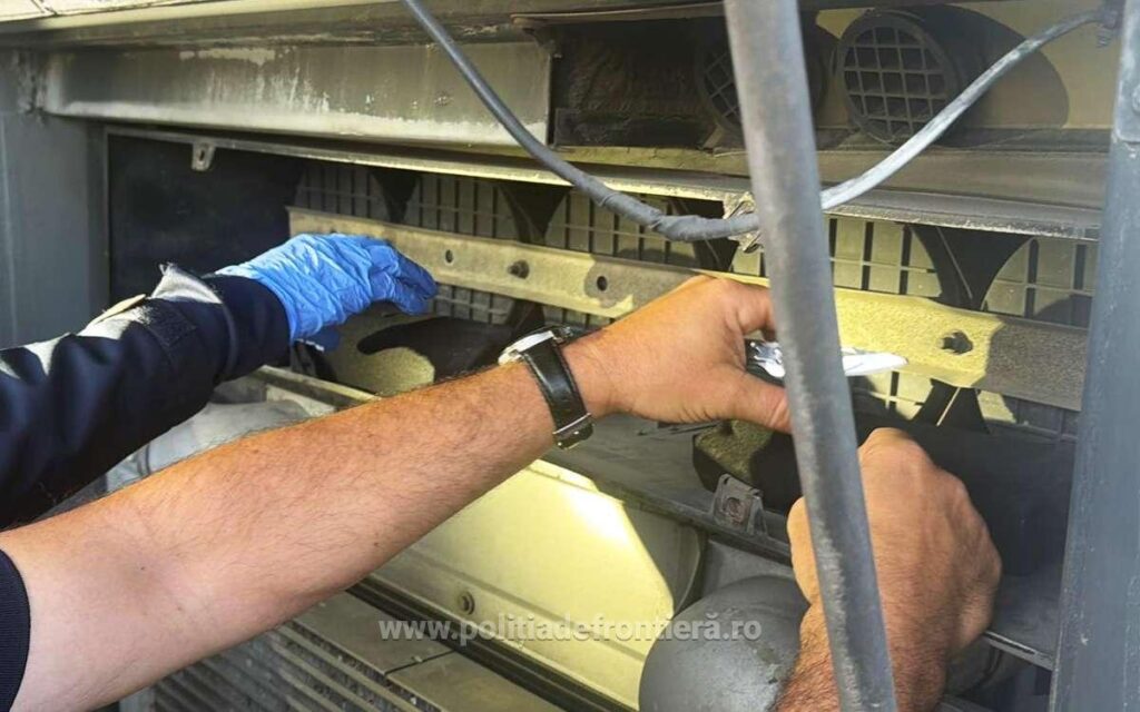 (VIDEO) Încărcătoare de pistol și peste 9.000 de țigarete ascunse într-un autocar care venea din Turcia