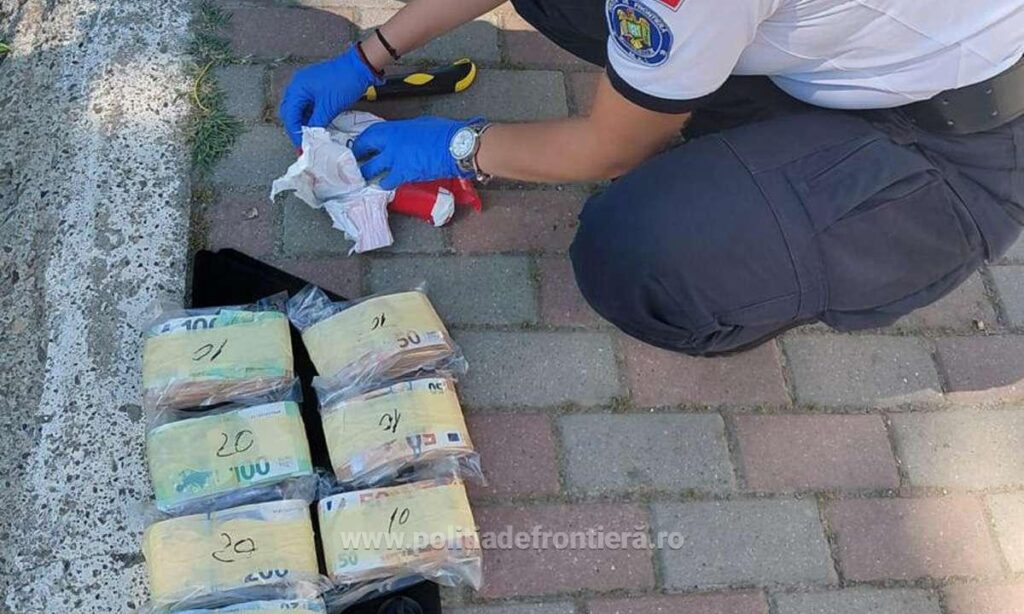 (VIDEO) Peste 343.000 de euro ascunși într-un microbuz, descoperiți la Calafat
