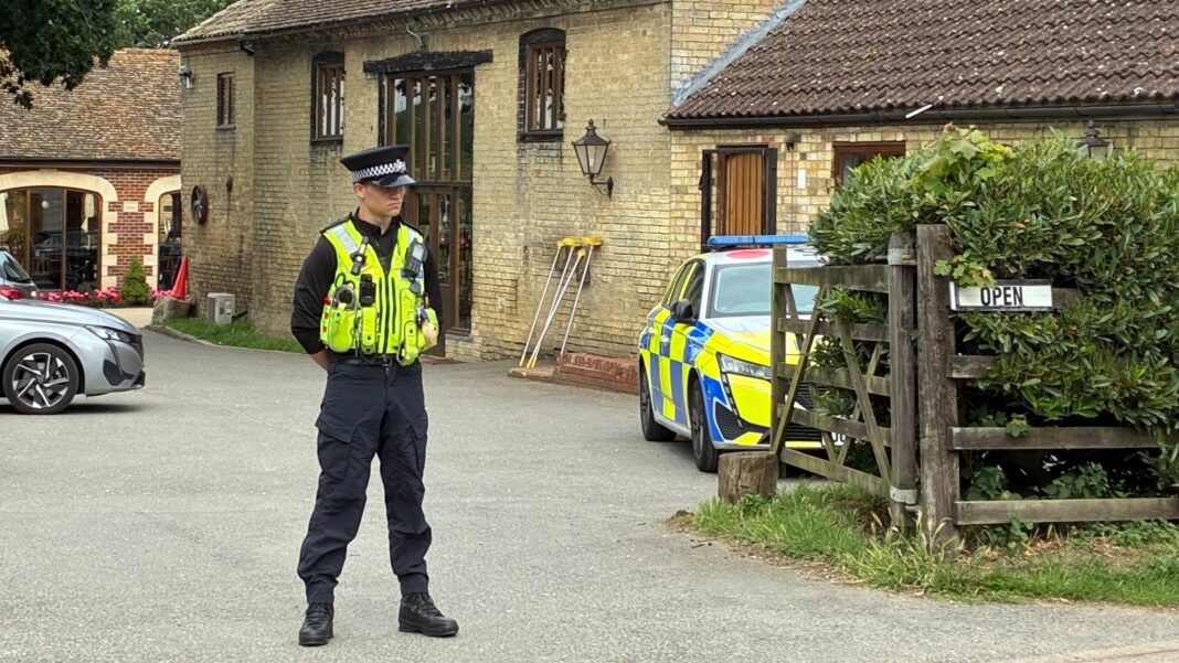 Poliția a fost văzută joi la Johnsons of Old Hurst în Cambridgeshire, Anglia