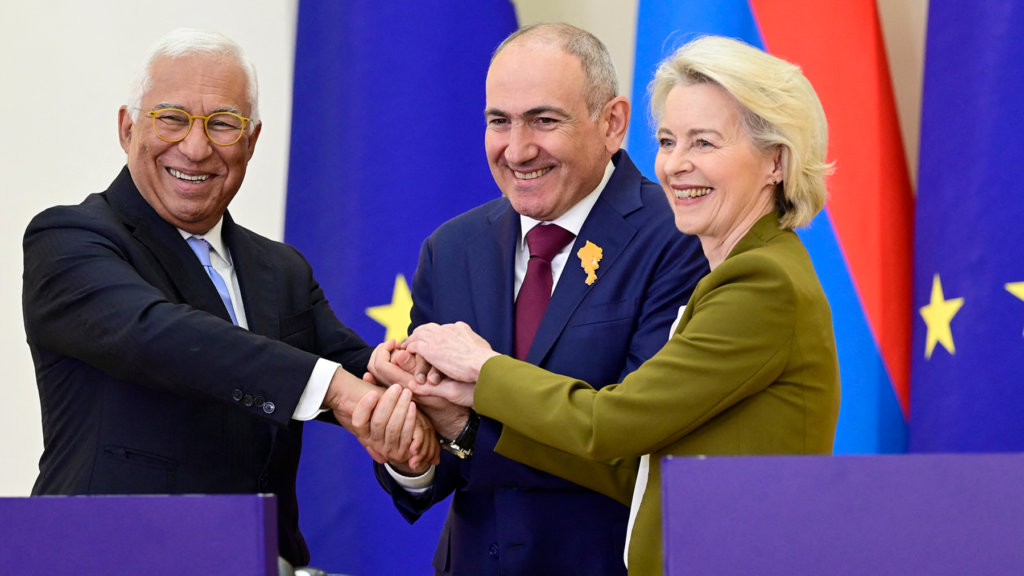 Președinta Comisiei Europene, Ursula von der Leyen (dreapta), a acuzat Rusia că distruge relațiile economice cu Armenia