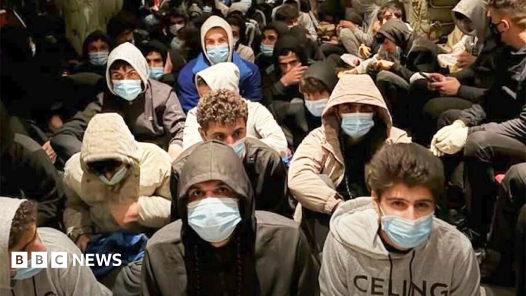 Aproape 300 de migranți care încercau să ajungă în Marea Britanie, răpiți în Libia și amenințați cu prelevarea forțată de organe