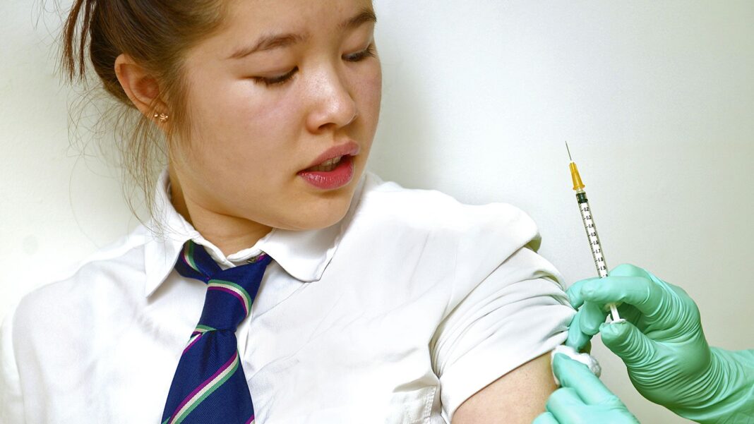 Fetelor li s-a oferit vaccinul împotriva HPV din 2008