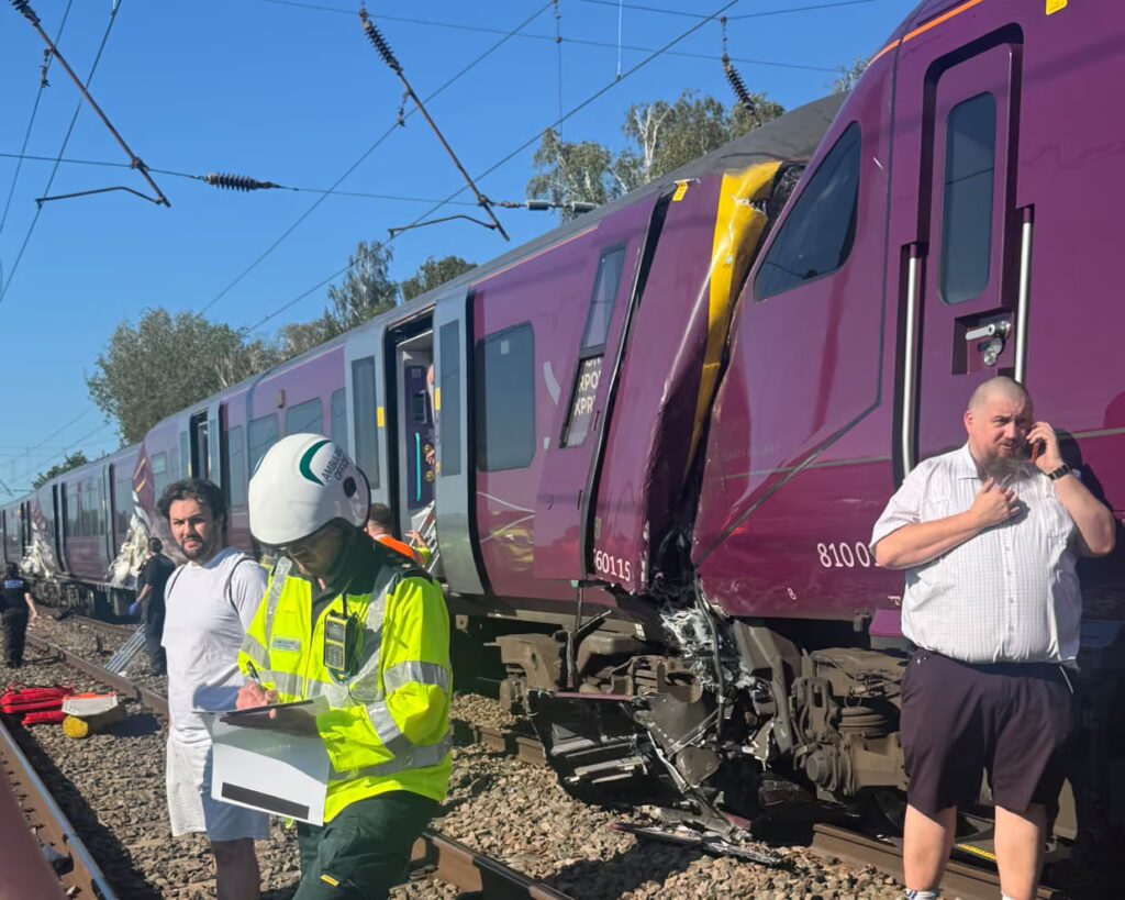 Tragedie feroviară lângă Londra: un mecanic a murit, iar aproape 90 de persoane au fost rănite după ciocnirea a două trenuri