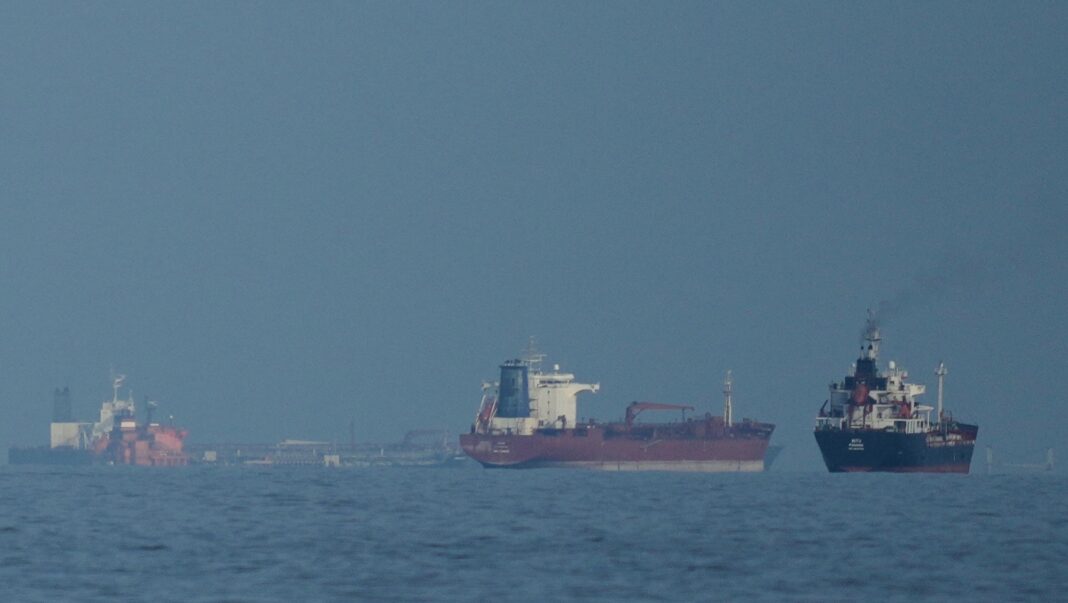 Cisterne petroliere și nave de marfă aliniate în Strâmtoarea Ormuz, văzute din Khor Fakkan, Emiratele Arabe Unite, miercuri, 11 martie 2026. (AP Photo/Altaf Qadri,File)