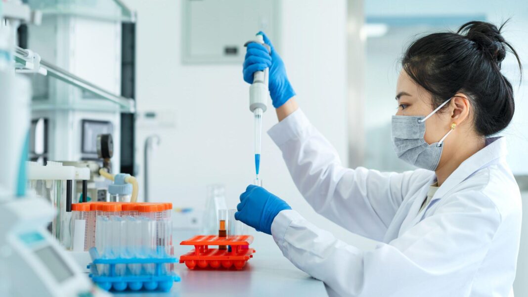 Premieră mondială: primul vaccin creat de inteligența artificială, testat pe oameni
