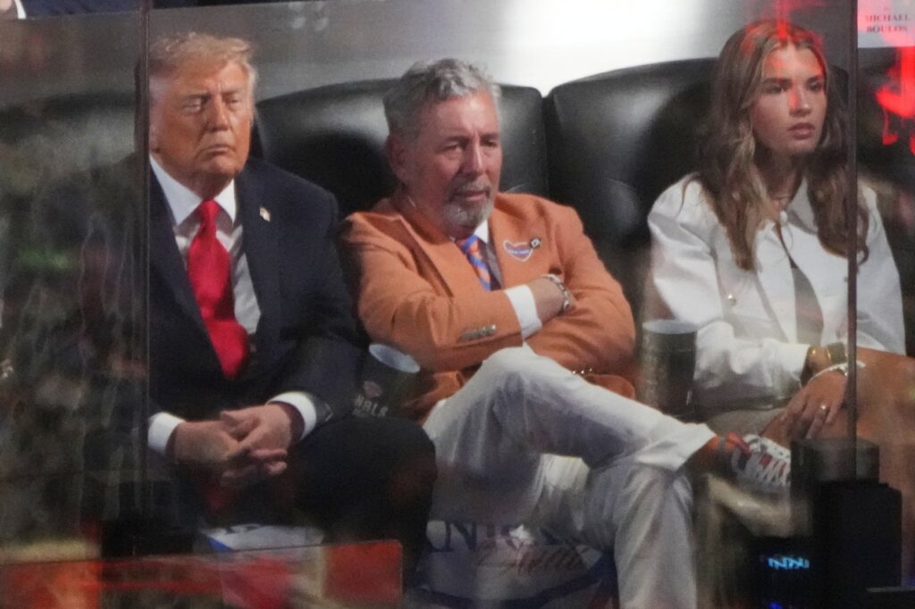 Donald Trump, huiduit în timpul intonării imnului național, la finala NBA de la New York