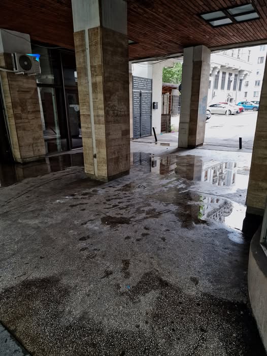 Un gang din centrul Craiovei, folosit pe post de toaletă publică