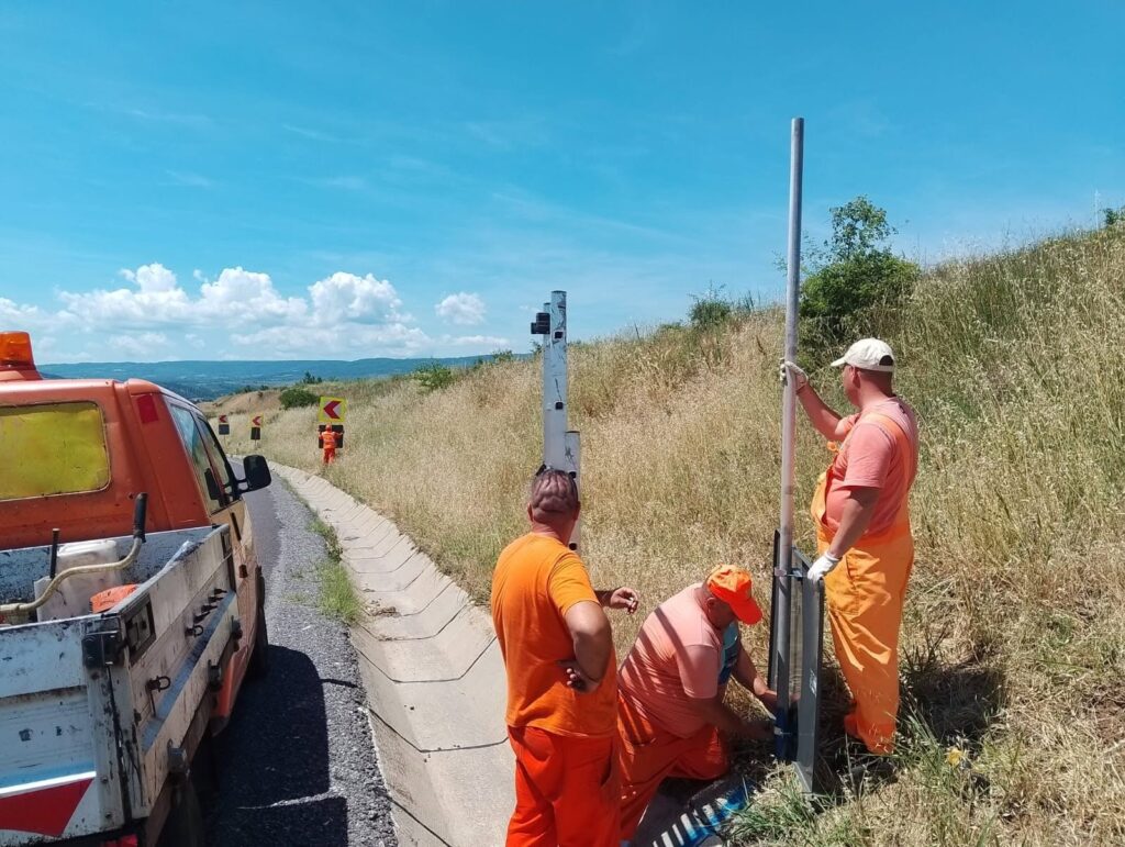DRDP Craiova înlocuiește indicatoarele rutiere deteriorate pe drumurile din regiune