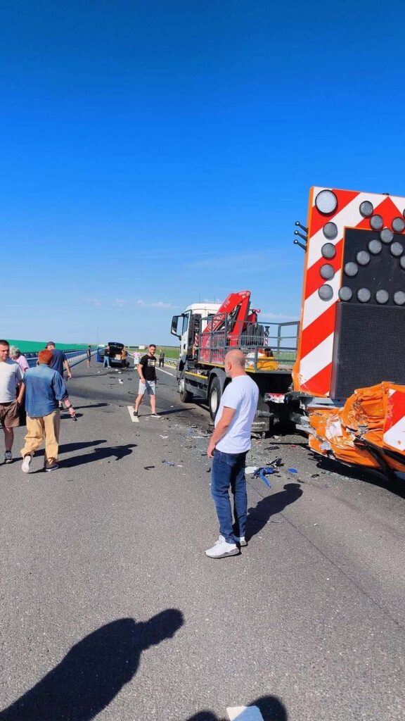 Accident rutier grav pe Drumul Expres Craiova – Pitești! O autospecială a DRDP Craiova, izbită în plin de un autoturism