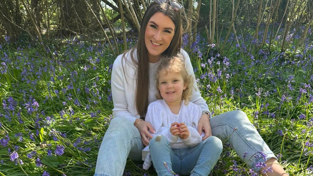 Alexandra și fiica ei de trei ani, Ivy, care s-a născut după ce a avut cancer de col uterin