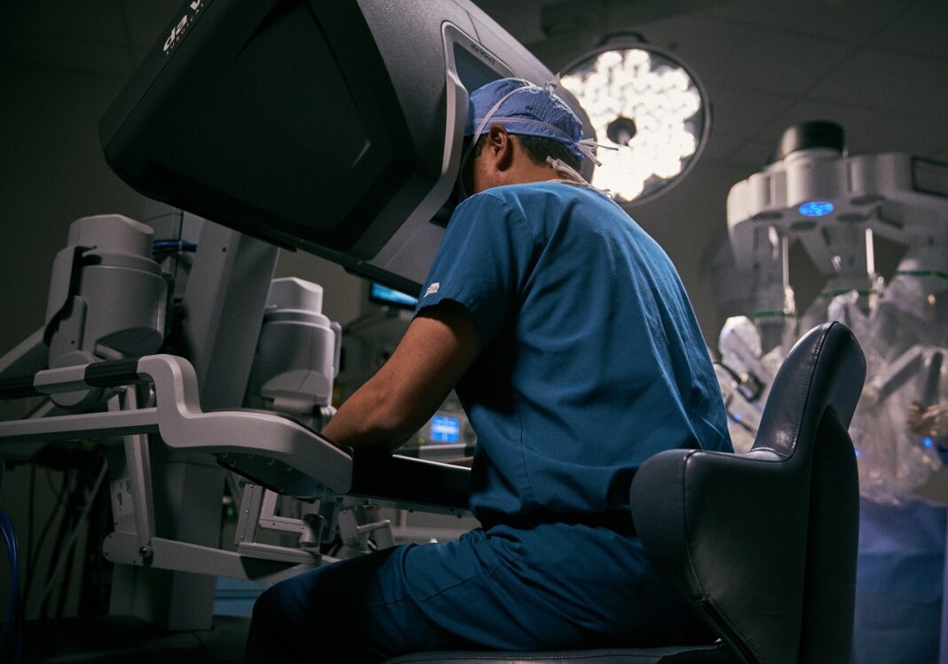 Institutul Clinic Fundeni primește un sistem chirurgical da Vinc