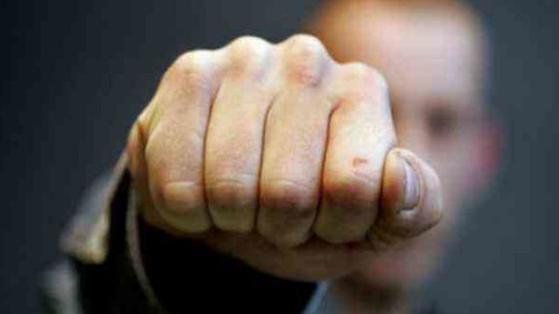 Gorj: Femeie agresată fizic de concubin în timp ce conducea