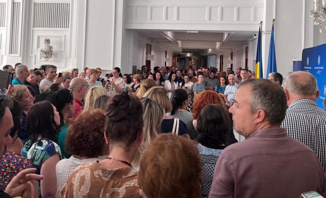 Mii de angajați din Finanțe, ANAF și Vamă protestează. Activitatea instituțiilor ar putea fi blocată