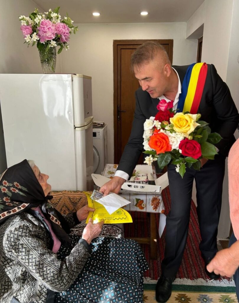 O femeie din Roșia de Amaradia, sărbătorită la 102 ani