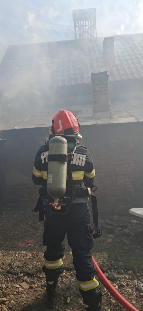 Vâlcea: Incendiu violent la o casă din Sinești