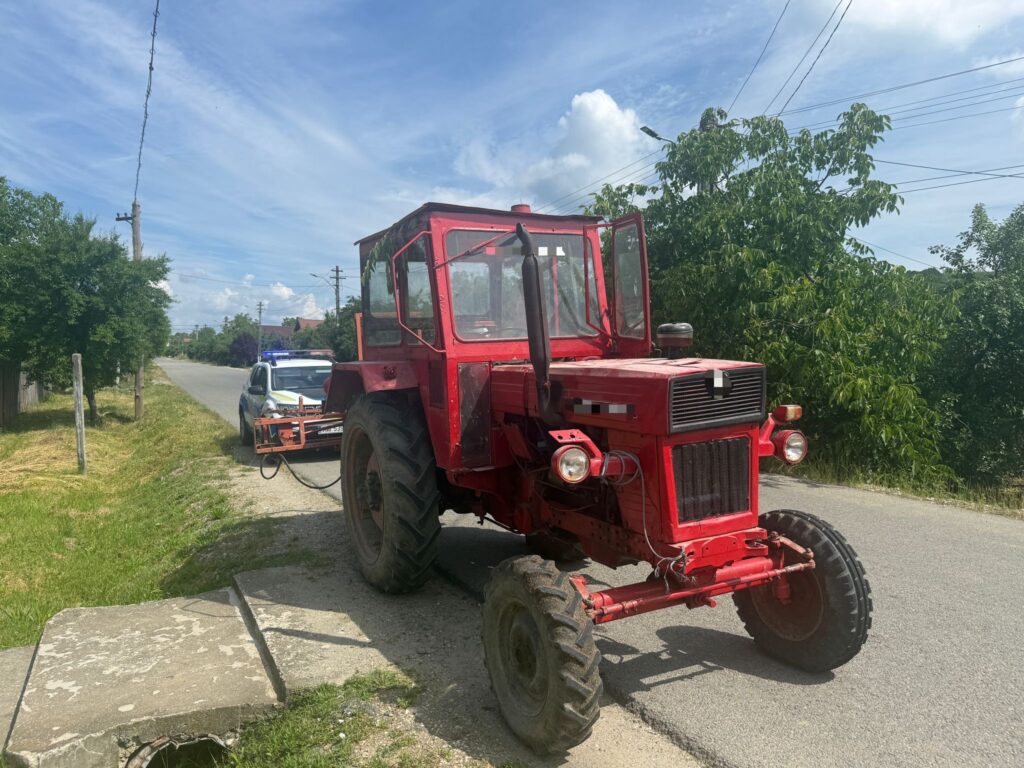 Utilaj agricol neînmatriculat, depistat pe un drum județean din Vâlcea