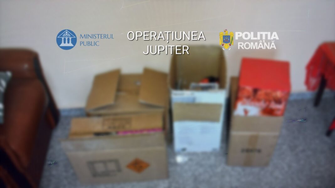 Descinderile au avut loc în cadrul operațiunii naționale JUPITER. Un tânăr de 29 de ani este vizat într-un dosar privind deținerea și comercializarea fără drept a articolelor pirotehnice