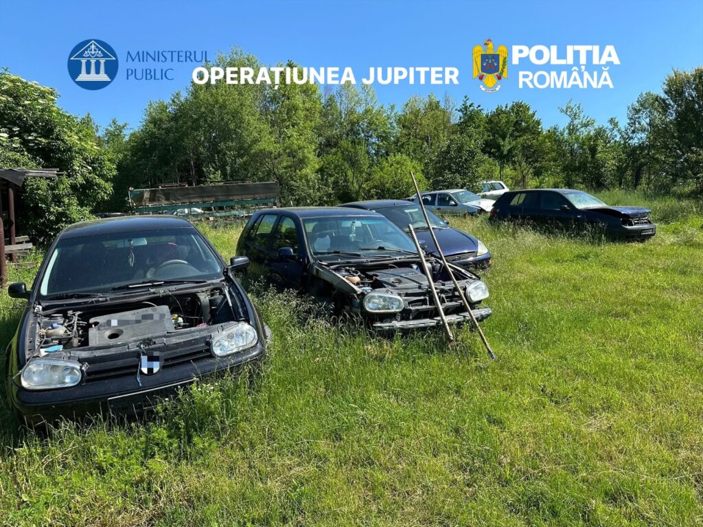 33 de mașini dezmembrate ilegal și 30 de tone de deșeuri, descoperite de polițiști în Vâlcea. O armă și muniție, ridicate într-un alt dosar